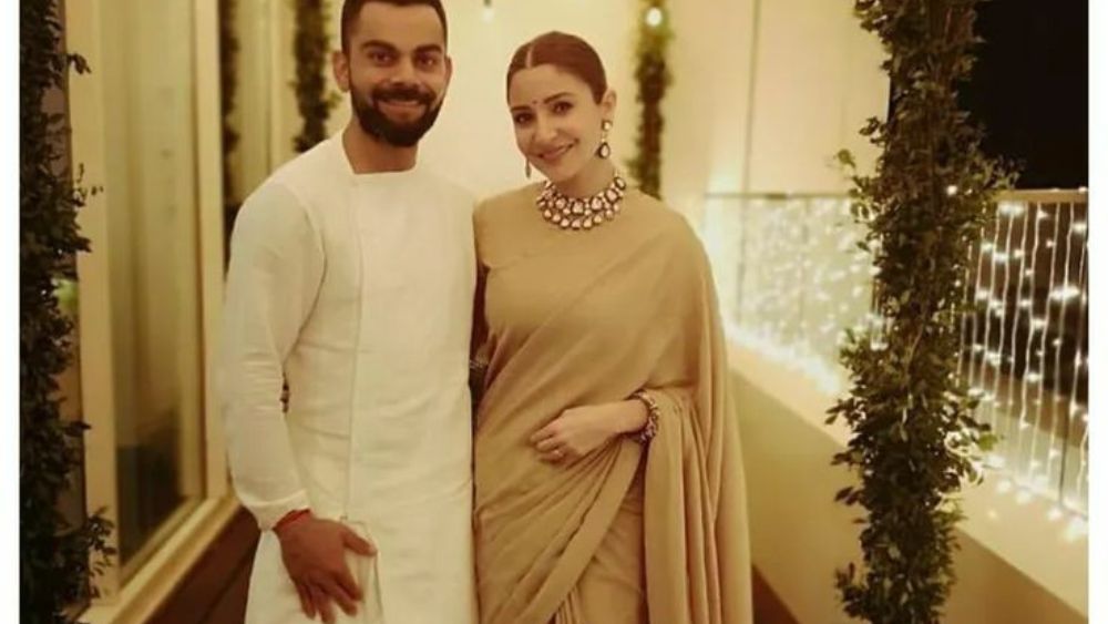 অষ্টমীতে বাঙালি বাবু-     জিন্স, ট্রাউজার্স তো সারা বছরই পরছেন। অষ্টমীর অঞ্জলিতে অন্য রকম চমক আনতে বেছে নিন সাদা ধুতি-পাঞ্জাবীর সাবেকিয়ানা। বিরাটের মতো অ্যাসিমেট্রিকাল কুর্তা বা পাঞ্জাবীর সঙ্গে থাক সাদা ধুতি বা বড় ঘের দেওয়া ধুতি প্যান্ট। জমে যাবে অষ্টমীর সাজ! 