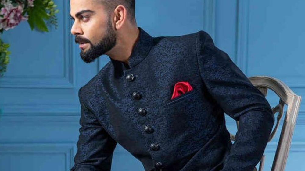 ঘন নীলের মোনোক্রোমে-    সকালের সাজের সাবেক মেজাজের সঙ্গে জুড়ে যাক আরও একটু আভিজাত্যের গন্ধ। বিরাটের মতো ঘন নীল রঙের মোনোক্রোম কুর্তায় থাকুক একই রঙের সুতোর কাজ। সঙ্গে নীল ধুতি প্যান্ট, কালো নাগরাই জুতো। টকটকে লাল পকেট স্কোয়ারটিও রাখতে ভুলবেন না যেন! 