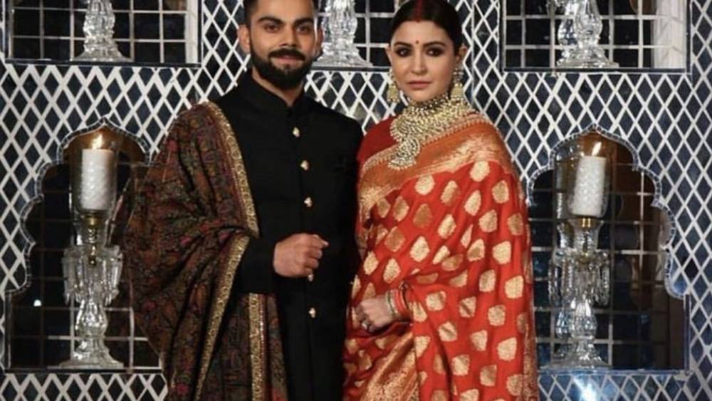 রাজকীয় উষ্ণতার খোঁজ-     নবমীর রাতেই শেষ চমকের পালা। আর তাই সাজের সঙ্গে আপস নয় কোনও ভাবেই। বিরাটের মতো একঢালা কালো কুর্তার সঙ্গে বেছে নিন ভারী কাজ করা শাল। ব্রোকেডের প্যান্টের সঙ্গে কালো নাগরাই জুতোয় সম্পূর্ণ হবে সাজ। ব্যক্তিত্বের আভিজাত্য ফুটে উঠবে আপনার পোশাকেই। 