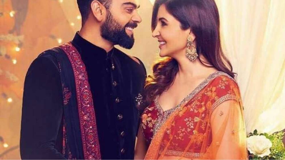 দশমীতেও নজরকাড়া-     গাঢ় রঙের ভেলভেটের কুর্তার সঙ্গে কাজ করা স্কার্ফ নিয়ে নিন এককাঁধে। ধুনুচি থেকে ভাসান নাচ, আপনার উপরেই থাকবে সকলের নজর।