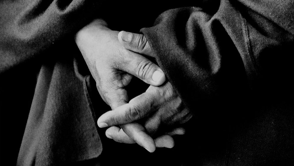 ভার্গাসের বাড়ির সামনে সিসিটিভি ক্যামেরার ফুটেজ খতিয়ে দেখতে শুরু করে পুলিশ। তাতে দেখা যায়, জুন মাসে এক শনিবার ভার্গাসের বাড়িতে ঢোকে ওই তরুণ। তদন্তের স্বার্থেই তার নাম প্রকাশ করা হয়নি। 