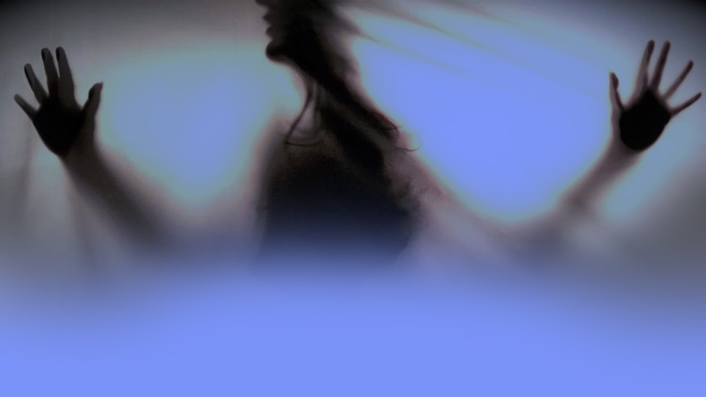 কিন্তু কেন এই ভয়াবহ কাণ্ড ঘটিয়েছে? তরুণ পুলিশকে জানিয়েছে, সে ভেবেছিল ফের ‘জীবিত’ হয়ে উঠবেন প্রেমিকা। আগের মতোই সব ঠিক হয়ে যাবে। শেষ পর্যন্ত যখন বেঁচে ওঠেননি প্রেমিকা, তখন বাড়ি থেকে বেরিয়ে যায় সে। এই প্রতিবেদন লেখা পর্যন্ত তরুণকে জেরা করে চলছে ব্রাজিলের পুলিশ।