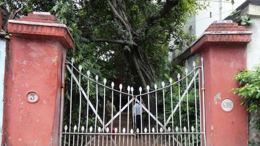 মৃতদেহের সঙ্গে বসবাসের ঘটনা এর আগেও দুনিয়ায় বহু বার ঘটেছে। কলকাতার রবিনসন স্ট্রিটের সেই কাণ্ড। ২০১৫ সালে কলকাতার রবিনসন স্ট্রিটের এক বাড়ি থেকে মিলেছিল এক মহিলা, এক প্রবীণ এবং দুই পোষ্য কুকুরের কঙ্কাল। বাড়িতে জীবিত ছিলেন এক মাত্র পার্থ দে। মৃত্যুর পর পরিজনদের দেহ সৎকার না করে ঘরেই রেখে দিয়েছিলেন।