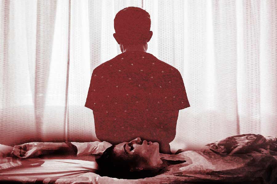 প্রথমে কেউই সন্দেহ করেননি। কেউ ভাবতেও পারেননি। তিন মাস কেটে গিয়েছিল। শুধু ওই তরুণীর মায়ের মনটা খচখচ করছিল। মনে হচ্ছিল, মেয়ের মৃত্যু স্বাভাবিক নয়। অস্বাভাবিক কিছু একটা ঘটেছে। 