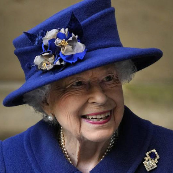 আপাতদৃষ্টিতে কয়েকটি সংখ্যা। কিন্তু এই এক একটি সংখ্যার গভীরেই লুকিয়ে আছে ছোট-বড় কাহিনি। চরিত্রের বৈশিষ্ট্যও। ব্রিটেনের প্রয়াত রানি দ্বিতীয় এলিজাবেথের জীবনের অনেকটা জুড়ে কখনও ছড়িয়ে-ছিটিয়ে, কখনও গুছিয়ে জায়গা করে নিয়েছিল এই সংখ্যাগুলিই। কখনও তা তাঁর গরিমার কারণ হয়েছে, কখনও তা বিব্রত করেছে রাজপরিবারকে। সেই সংখ্যা দিয়েই গেঁথে নেওয়া যাক এক অন্য রানি-কাহিনি। 