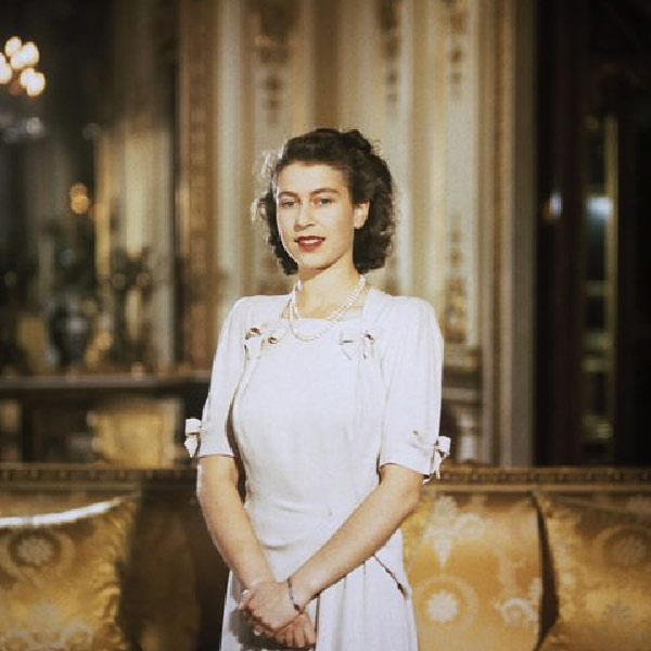 শূন্য— রানির জীবনেও কি ‘শূন্য’ থাকতে পারে! যে যা-ই বলুক, দ্বিতীয় এলিজাবেথের জীবনে এমন অনেক শূন্য ছিল। যেমন রানি কখনও স্কুলে পড়াশোনা করেননি। প্রথাগত স্কুল-কলেজ-বিশ্ব বিদ্যালয়ের ডিগ্রি ছিল না তাঁর। ফলে স্কুলের বন্ধুদের সঙ্গে ক্লাসরুমে খুনসুটির অভিজ্ঞতা? শূন্য।