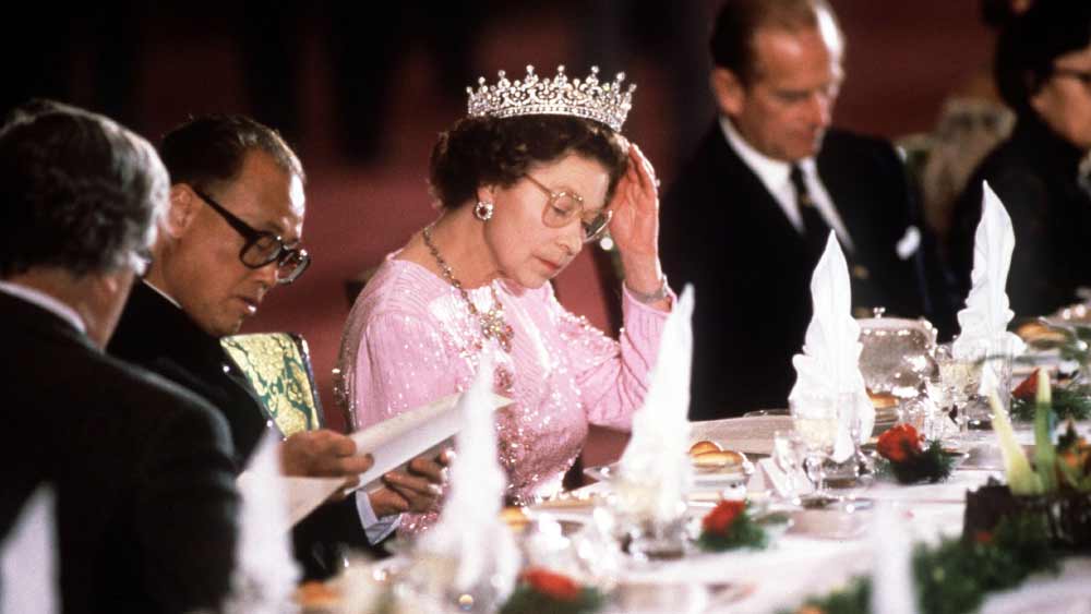 আরও একটি ‘শূন্য’তার কথা না বললেই নয়। রানি দ্বিতীয় এলিজাবেথের রান্না করার অভিজ্ঞতাও শূন্য। তাঁকে রেঁধেবেড়ে খাওয়ানোর লোকের কমতি নেই। কিন্তু সেই সুযোগ থাকলেও রাজপরিবারের বহু সদস্য নিজে হাতে রান্না করতে রান্নাঘরে ঢোকেন। বাকিংহামের রাঁধুনিরা বহু বার বলেছেন, রানি দ্বিতীয় এলিজাবেথের স্বামী প্রিন্স ফিলিপই এই দলে ছিলেন। ফিলিপ বরাবর নিজের এবং রানির জন্য ওমলেট নিজে হাতেই তৈরি করতেন। কিন্তু রানির ব্যাপারে এমন দাবি করতে পারবে না কেউ । রানি রান্না করা তো দূর রান্নাঘরে ঢোকার ইচ্ছেও প্রকাশ করেননি কখনও।