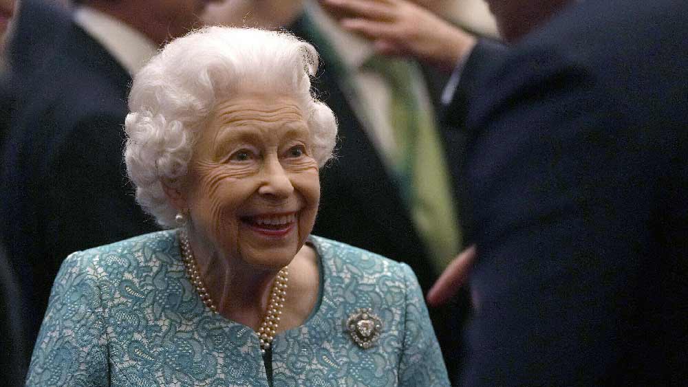 এক— তিনি ব্রিটেনের ক্ষমতার শীর্ষে ছিলেন। সেই অর্থে তিনিই ছিলেন একমেবাদ্বিতীয়ম। আবার ব্রিটেনের সবচেয়ে বেশি দিন সিংহাসনে থাকা রাজপরিবারের সদস্যও তিনিই। তাতেও এক নম্বর। এক সংখ্যার সঙ্গে নিশ্চয়ই আরও অনেক ঘটনা জড়িয়ে আছে রানির ব্যক্তিগত জীবনে। তবে তিনি তাঁর ব্যক্তিগত জীবন প্রকাশ্যে আনা পছন্দ করতেন না। টিভির ক্যামেরার সামনে রানি যদিও তাঁর ব্যক্তিগত জীবন এনেছিলেন। তবে সে-ও ওই এক বারই। 