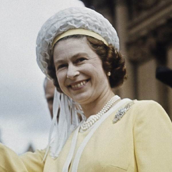 দুই— জন্মদিন সবার একটিই হয়। তবে রানি দ্বিতীয় এলিজাবেথের জন্মদিন দু’টি। একটি তাঁর আসল জন্মদিন, ২১ এপ্রিল। অন্যটি পালন করা হয় জুন মাসের কোনও এক সপ্তাহান্তে। ওই সময় ব্রিটেনের আবহাওয়া থাকে ঝলমলে। রানির জন্মদিন দেশজুড়ে পালন করার উপযোগী দিন দেখেই ঠিক হয় জন্মদিন। সেনা প্যারে়ডের সঙ্গে পালন করা হয় ‘ট্রুপিং দ্য কালার’।