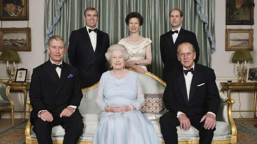 তিন— দ্বিতীয় এলিজাবেথই প্রথম শাসনকর্তা যিনি নিজের তিন সন্তানের বিবাহবিচ্ছেদ দেখেছেন। 