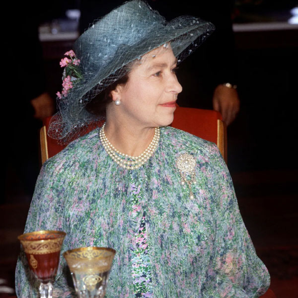 ছয়— দিনে ছ’বার সুরা পান করতেন রানি। এই নিয়ম বদলায়নি কখনও। মধ্যাহ্ণভোজের আগে জিন এবং ডাবোনেট। মধ্যাহ্ণভোজের সঙ্গে ওয়াইন। সন্ধ্যায় একটি ড্রাই মার্টিনি এবং রাতের খাবারের আগে একটি শ্যাম্পেন। 