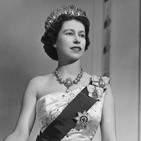 ২৫— বাবা ব্রিটেনের রাজা ষষ্ঠ জর্জের মৃত্যুর পর মাত্র ২৫ বছর বয়সে ব্রিটেনের সিংহাসনে বসেছিলেন রানি। 