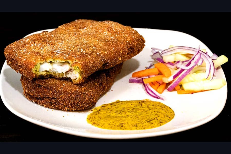 বাঙালির সন্ধে মানেই চায়ের আড্ডায় ‘টা’-এর সহযোগ। অর্থাৎ, সঙ্গে একটু ভাজাভুজি। আর সেই তালিকায় একদম প্রথম দিকেই থাকে ফিশ ফ্রাইয়ের নাম। 