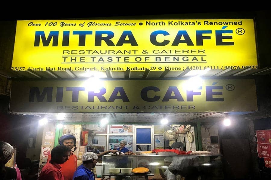 মিত্র কাফে  শোভাবাজার ও গ্রে স্ট্রিট ক্রসিংয়ের পাশেই রয়েছে শতাব্দী প্রাচীন মিত্র কাফে। মটন ব্রেন চপ, মোগলাই পরোটার পাশাপাশি এদের ফিশ ফ্রাই ও কলকাতা-বিখ্যাত।  ঠিকানা – ৪৭, যতীন্দ্র মোহন অ্যাভিনিউ কলকাতা – ৭০০০০৫