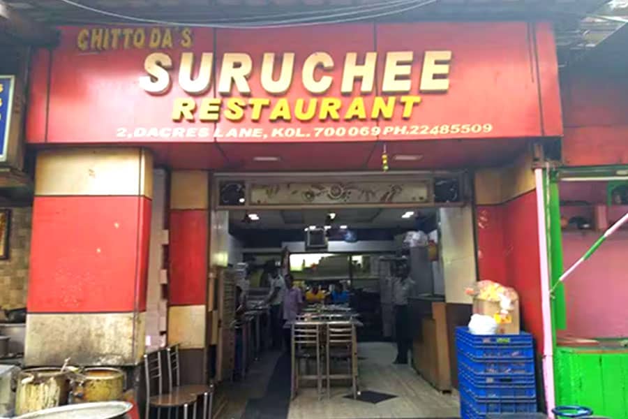 চিত্তদার সুরুচি রেস্তরাঁ কলকাতার সেরা ফিশ ফ্রাই নিয়ে কথা হবে, অথচ চিত্তদার কথা উঠবে না, তা-ও কি হয়? ডেকার্স লেন এর এই দোকানটির ফিশ ফ্রাই থেকে শুরু করে কাটলেট, চাউমিন, রেজালা- সবেরই খ্যাতি শহর জোড়া।  ঠিকানা – ২, জেমস হিকি সরণি কলকাতা – ৭০০০৬৯