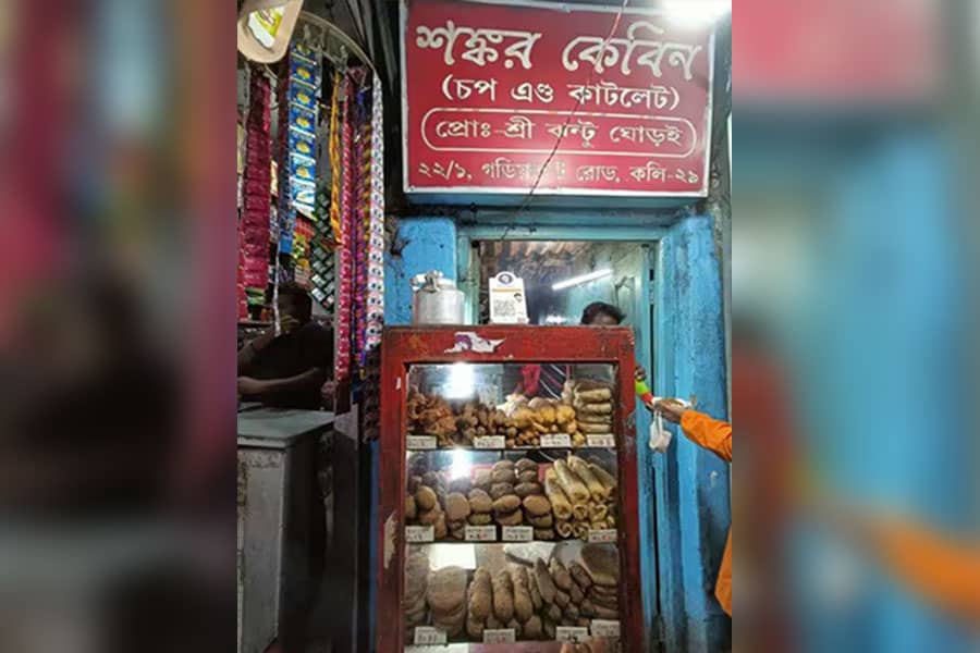 শঙ্কর কেবিন গড়িয়াহাটে পুজোর বাজার করার ফাঁকে খিদে পেয়ে গিয়েছে? সোজা চলে যান শঙ্কর কেবিনে। গরম গরম ফিশ ফ্রাইয়ের সঙ্গে কাসুন্দি আর কাঁচা পেঁয়াজ বাড়িয়ে দেবে আপনার কেনাকাটার আনন্দ।  ঠিকানা – ২২, ১, গড়িয়াহাট রোড কলকাতা – ৭০০০২৯  