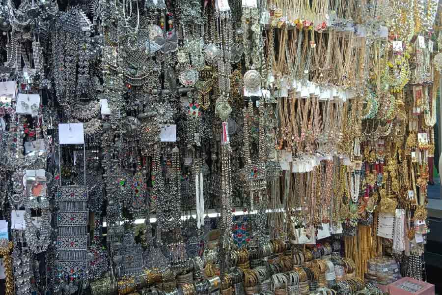 অক্সিডাইজড আর ব্ল্যাক পলিশ গয়নার বেশ চাহিদা আছে।