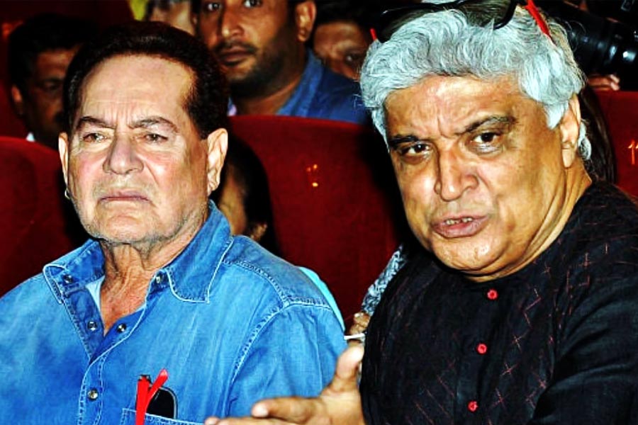 বলিউডের সিনেমাজগতে আমূল পরিবর্তন এনেছিল সেলিম খান ও জাভেদ আখতারের জুটি। ১৯৭০ সাল থেকে বক্স অফিসে একের পর এক সুপারহিট ছবি উপহার দিয়েছে এই জুটি। ১৬ বছর ধরে মোট ২২টি হিন্দি ছবি এবং দু’টি কন্নড় ছবিতে কাজ করেছে এই জুটি।