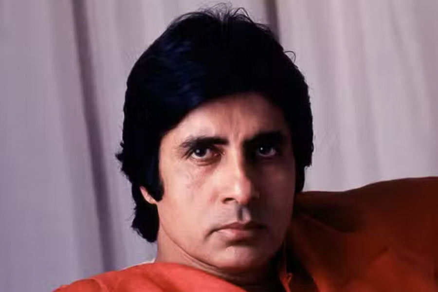 গল্প শোনার পর আপত্তি জানান অমিতাভ। চিত্রনাট্য অনুযায়ী 'মিস্টার ইন্ডিয়া' এমনই এক চরিত্র, যে অদৃশ্য হতে পারে। ফলে পর্দায় তাকে কম 'দেখা' যাবে।