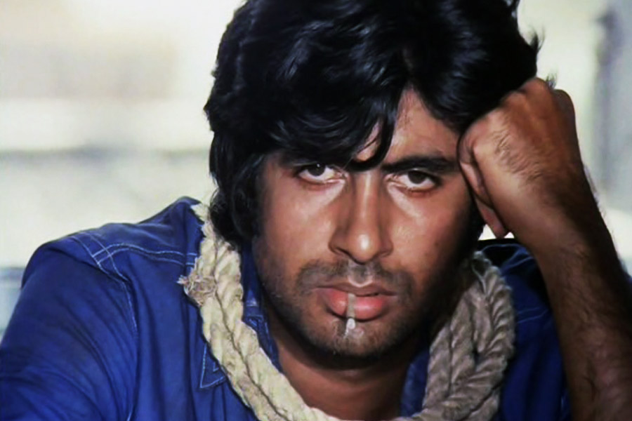 জাভেদ জানান, তিনি ভবিষ্যতে আর কখনও অমিতাভের সঙ্গে কাজ করবেন না। তাঁরা দু’জনেই ভেবেছিলেন, পর্দায় অমিতাভকে দেখা না গেলেও তাঁর কণ্ঠস্বরই এই ছবির প্রাণ হয়ে উঠবে।