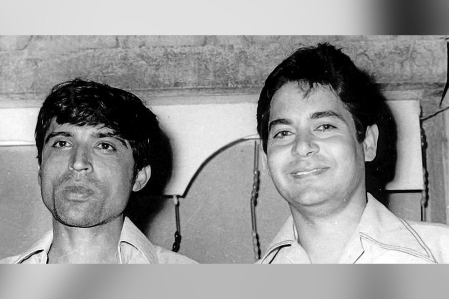 কিন্তু অভিনেতার সঙ্গে তাঁদের মতের বিরোধ দেখা দেয়। জাভেদ অভিনেতার এই মন্তব্যে অপমানিত বোধ করেন।