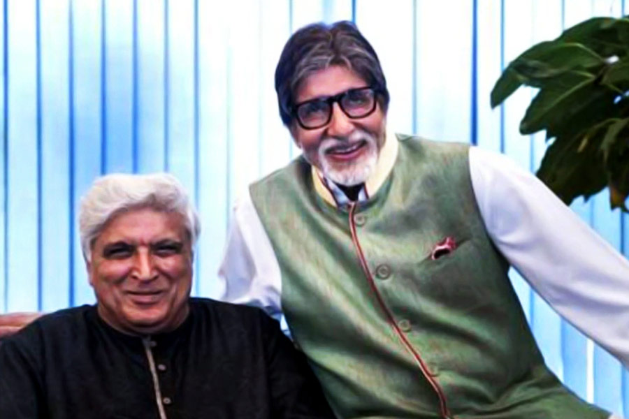 পরে অমিতাভের বাড়িতে হোলির অনুষ্ঠানের আয়োজন করা হলে সেখানে অতিথি হিসাবে উপস্থিত থাকতে দেখা যায় জাভেদকে।