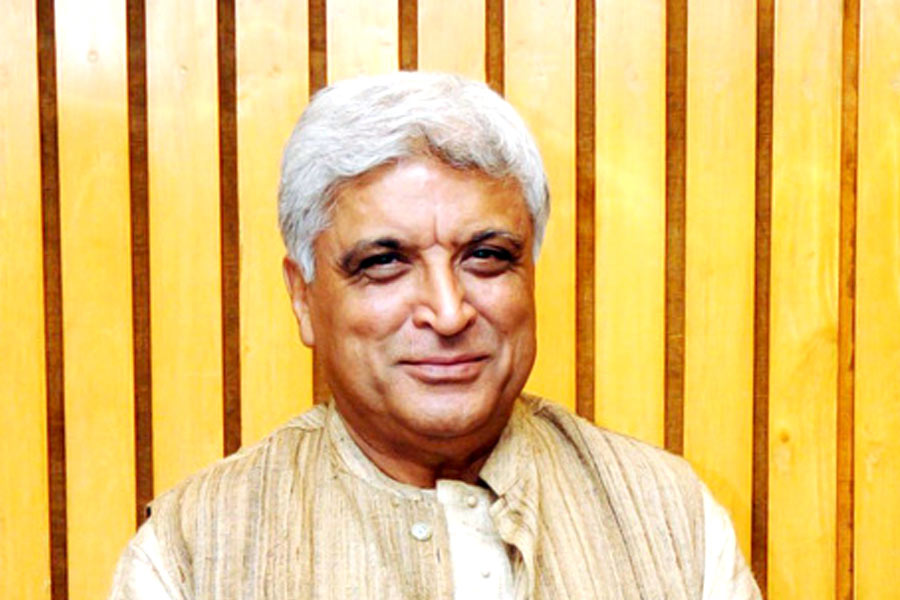 জাভেদের পরিকল্পনা ছিল যে, তাঁরা ছবির চিত্রনাট্য ও গান লিখে একসঙ্গে পরিচালকদের কাছে নিয়ে যাবেন। কিন্তু সেলিমের মনে হয়েছিল, গান লেখার ক্ষেত্রে তাঁর কোনও অবদান নেই।