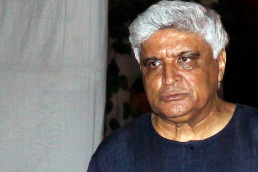 সেলিম তাঁর উত্তরে জাভেদকে জানান যে, তিনি নিশ্চয়ই চিন্তভাবনা করেই এই সিদ্ধান্ত নিয়েছেন। সেলিমের কোনও কথাতেই আর জাভেদ তাঁর সিদ্ধান্ত বদল করবেন না।