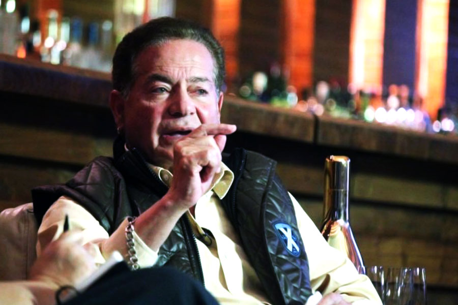 সেলিম এই কথা বলেই তাঁর গাড়ির দিকে হাঁটতে শুরু করেন। জাভেদ তাঁকে গাড়ি পর্যন্ত ছেড়ে দিতে গেলে তিনি বলেন, ‘‘নিজের খেয়াল রাখার মতো বয়স হয়ে গিয়েছে আমার।’’ সেলিম-জাভেদ জুটির রসায়ন সেই মুহূর্তেই শেষ হয়ে যায়।