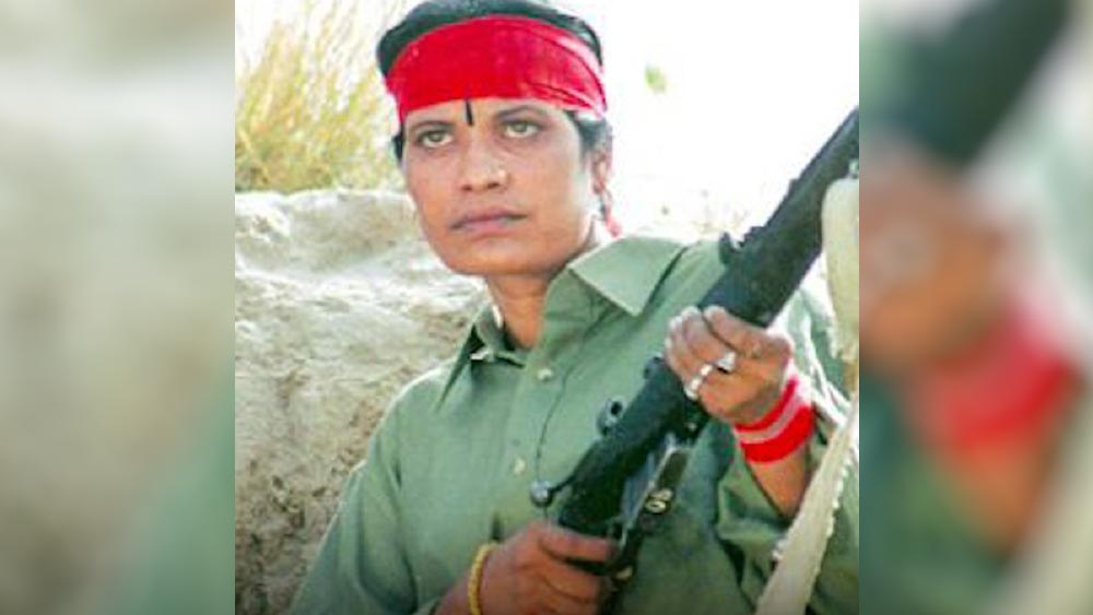 মা বাবার সঙ্গে ভাঙাচোরা ঘরে শুয়েছিল চার বোন এবং দুই ভাই। মধ্যরাত। বাইরে তখন অঝোরে বৃষ্টি চলছিল। হঠাৎই বাইরে গুলির আওয়াজ শুনতে পেলেন তাঁরা। তার পরই দরজায় সজোরে লাথি। হুড়মুড়িয়ে ভেঙে গেল দরজা। তিন জন পুরুষ এবং এক জন মহিলা-সহ ১০ জন ঘরে ঢুকে পড়লেন। তার পর গালিগালাজ করতে করতে ছয় ভাইবোনের মধ্যে বড় মেয়েটিকে তুলে নিয়ে যায় তাঁরা।