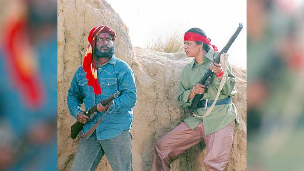 বছর তেরোর মেয়েটিকে অপহরণ করে নিয়ে যাচ্ছেন কয়েক জন অজ্ঞাতপরিচয় লোক। মেয়েকে বাঁচানোর জন্য বাবা-মা, ভাই-বোনের পরিত্রাহী চিৎকার সেই রাতের বৃষ্টির আওয়াজকেও ছাপিয়ে গিয়েছিল। কিন্তু সেই দলটি বৃষ্টির মধ্যেই চম্বলের বীহড়ের দিকে চলে যায়। ১৩ বছরের সেই মেয়েটি আর কেউ নন, পরবর্তী কালে চম্বলের ত্রাস হয়ে ওঠা সীমা পরিহার। উত্তরপ্রদেশের ববাইন গ্রামে বাবা-মা ভাই-বোনের থেকে বিচ্ছিন্ন হয়ে ডাকাতদলের সর্দার হয়ে উঠেছিলেন ছোট্ট এই মেয়েটি।