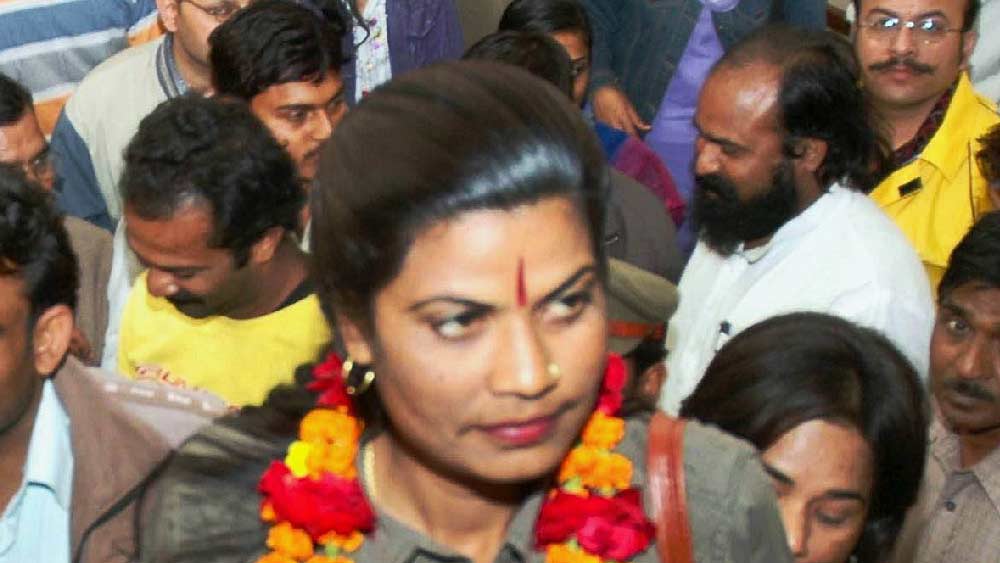 কেউ তাঁকে উদ্ধার করতে আসছেন না দেখে, সীমা বীহড়ের জঙ্গল থেকে বেশ কয়েক বার পালানোর চেষ্টা করেন। কিন্তু লালারাম তাঁর সঙ্গীদের কড়া নির্দেশ দিয়েছিল যে, পালানোর চেষ্টা করলেই যেন সীমাকে গুলি করে মেরে ফেলা হয়।