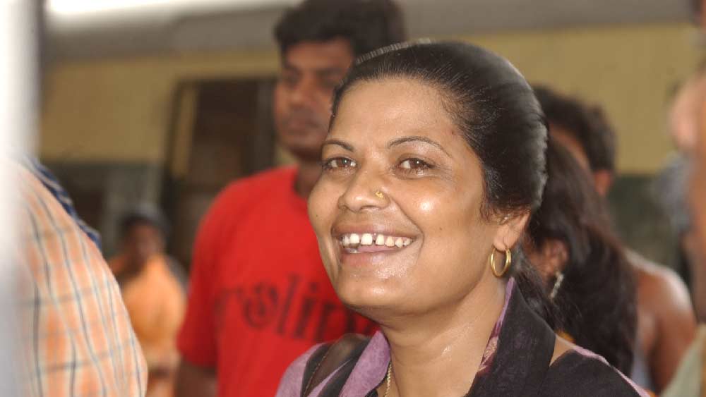 একের পর এক অপহরণ করে মোটা টাকা মুক্তিপণ দাবি করতে থাকেন সীমা। টাকাও আসছিল। কিন্তু অস্ত্রের টান পড়ছিল। শুরু হল অস্ত্র লুট করার কাজ। দল নিয়ে একের পর এক থানায় হামলা চালিয়ে বন্দুক, গুলি লুট করা শুরু করে সীমার দল। ক্রমেই পুলিশের কাছে ত্রাস হয়ে ওঠেন সীমা। দিনের বেলাতেও থানায় হামলা চালিয়ে লুটপাট করত তারা। পুলিশকর্মীদের খুন করে সেখান থেকে চম্পট দিত। ক্রমে সাধারণ মানুষের মধ্যে সীমা সম্পর্কে একটা আতঙ্ক তৈরি হয়। ২০০টি অপহরণ, ৭০টি খুন এবং ৩০টি খুনের মামলায় পুলিশের খাতায় নাম ওঠে তাঁর।