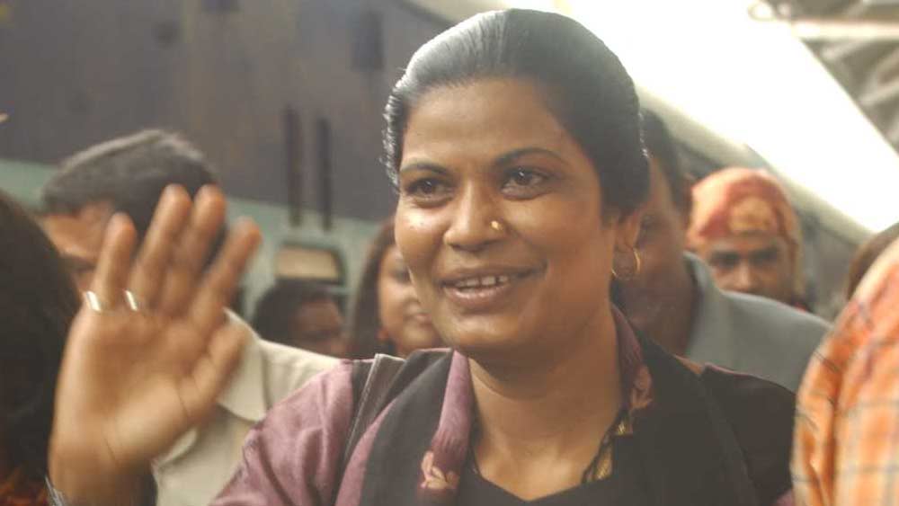 ববাইন গ্রামে সেঙ্গর ঠাকুরদের প্রভাব ছিল। এক মাত্র সীমার বাবাই ছিলেন পরিহার ঠাকুর সম্প্রদায়ের। সেঙ্গার ঠাকুররা সীমার বাবাকে সব সময় হেনস্থা করতেন। অভিযোগ, সীমার বাবাকে পঞ্চায়েত প্রধান গম্ভীর সিংহ বলেছিলেন, “তোমার চার মেয়েকে আমাদের গ্রামের ছেলেদের সঙ্গে বিয়ে দাও, তোমাকে আমরা জমি, ঘর দেব।” কিন্তু সীমার বাবা তা মানতে চাননি। অভিযোগ, এর পরই গম্ভীর সিংহ ডাকাতদের সঙ্গে যোগসাজশ করে সীমাকে অপহরণ করান।