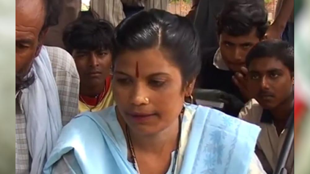 গোটা চম্বল এবং তার আশপাশ যখন সীমার ভয়ে কাঁটা, সেই সময়ে ওই দলে নতুন সদস্যের আবির্ভাব হয়। তাঁর নাম নির্ভয় গুর্জর। নির্ভয়ের প্রেমে পড়েন সীমা। লালারাম দু’জনের বিয়ে দেন। সব কিছুই ঠিকঠাক চলছিল। এর মধ্যেই সীমা এক দিন বীহড় লাগোয়া একটি গ্রামে গিয়েছিলেন। সেখানে যেতেই মহিলারা তাঁকে জানান, লালারামের দলের বেশি কিছু লোক গ্রামে এসেছিল। তাদের মধ্যে এক জনের নাম নির্ভয় ছিল। তিনি গ্রামেরই এক তরুণীকে ধর্ষণ করেন।