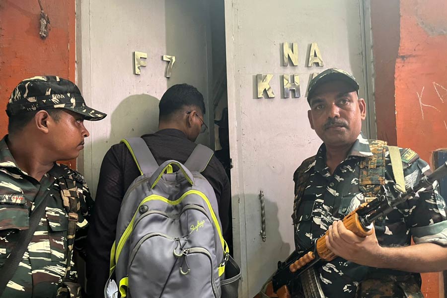 গার্ডেনরিচের ব্যবসায়ীর বাড়িতে বাড়তি ফোর্স মোতায়েন করা হয়েছে। 