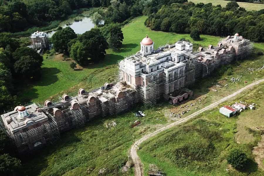 এই প্রাসাদ স্থানীয়দের কাছে ‘ঘোস্ট হাউজ অব সাসেক্স’ (সাসেক্সের ভুতুড়ে বাড়ি) নামেই বেশি পরিচিত।