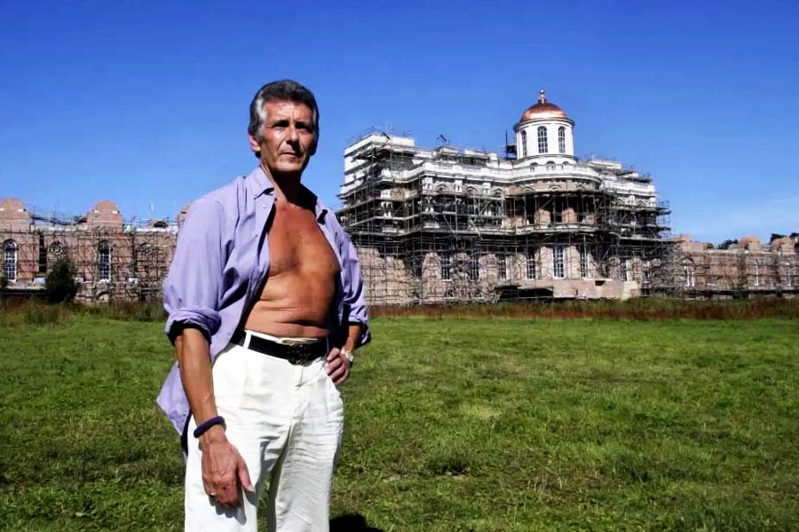 ব্রিটেনের ধনকুবের নিকোলাস ভ্যান হুগস্ট্র্যাটেনের জন্য এই প্রাসাদ বানানো হয়।