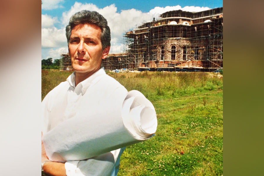 নিকোলাসের এক প্রতিবেশী জানান, কাজ কত দূর হয়েছে, এখনও কতটা কাজ বাকি, তা প্রতিবেশীদের কেউই বুঝতে পারেন না। 