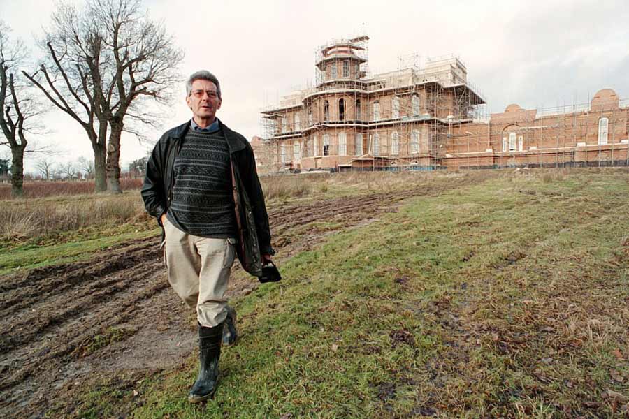 তিনি আরও জানান, এই প্রাসাদটি ঘন জঙ্গল, গাছপালায় ঘেরা। তাঁর উপর প্রাসাদের মালিক নিকোলাস জমির চারদিকে উঁচু বেড়াও লাগিয়েছেন।