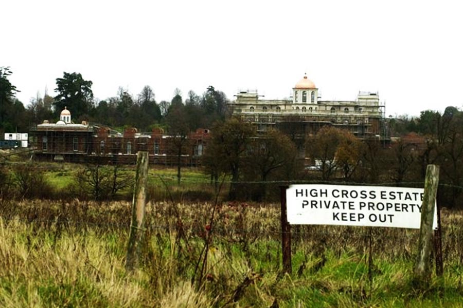 প্রাসাদের চারিদিকে বোর্ডে সতর্কতামূলক বিজ্ঞপ্তি দেওয়া রয়েছে। কেউ হাজার চেষ্টা করলেও প্রাসাদের ত্রিসীমানায় প্রবেশ করতে পারবেন না।