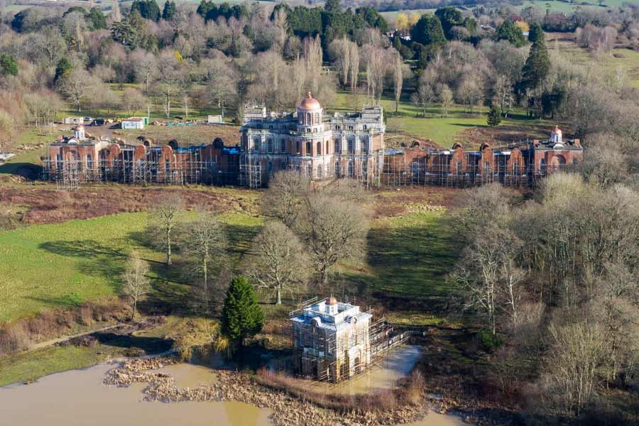 এই নিয়ে প্রতিবেশীদের সঙ্গে নিকোলাসের ঝামেলাও বাধে। প্রাসাদের বাইরে প্রচুর ফাঁকা জমি রয়েছে। প্রতিবেশীদের দাবি ছিল, প্রাসাদটি যখন কেউ ব্যবহার করছেন না, তখন এই জমিগুলি দখল করে না রেখে বিক্রি করে দেওয়ার।