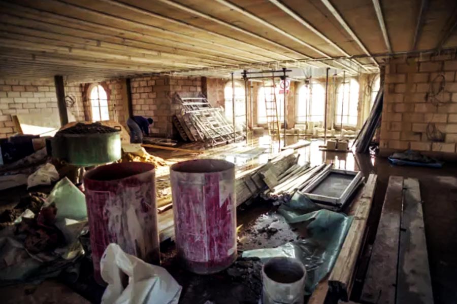 ২০০০ সালে এক সাংবাদিক প্রাসাদের ভিতর যাওয়ার পথ খুঁজে পেয়েছিলেন। তিনি ভিতরে ঢুকে দেখেন এক বিশাল হলঘর, তার পাশ দিয়ে সিঁড়ি উপরের দিকে উঠে গিয়েছে। 