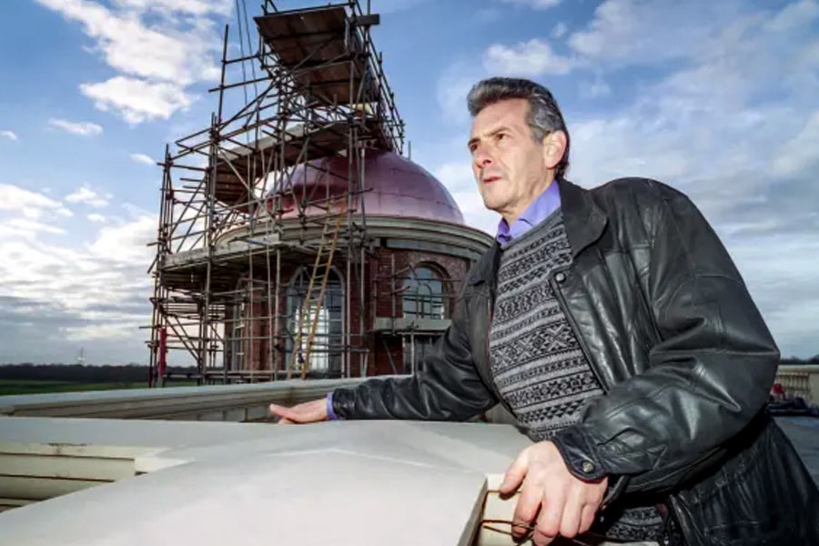 ঘরের চারদিকে পাথরের তৈরি স্তম্ভ। ছাদের উপর রয়েছে বাগান। একটি ফোয়ারাও রয়েছে প্রাসাদের ভিতর।