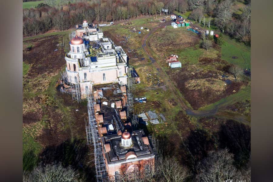 বর্তমানে এই প্রাসাদের কী অবস্থা তা দেখার জন্য ড্রোনের মাধ্যমে কিছু ছবি তোলা হয়েছে। ছবিতে দেখা যায়, প্রাসাদের সামনে ভাঙাচোরা জিনিস, নির্মাণের জন্য প্রয়োজনীয় যন্ত্রপাতি ইত্যাদি রাখা।