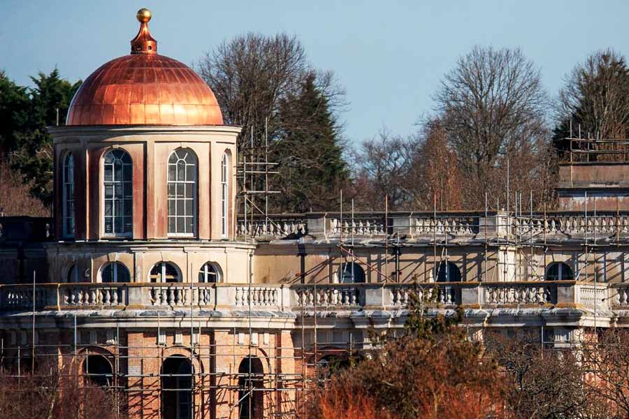 তবে, এই প্রাসাদটি ছাড়াও শুধু মাত্র সাসেক্সেই আরও ৩৫০টি জমি রয়েছে নিকোলাসের। ১৯৮০ সালের মধ্যে দু’হাজারের বেশি সম্পত্তি কিনে তার ৯০ শতাংশ বিক্রিও করে দিয়েছিলেন তিনি।