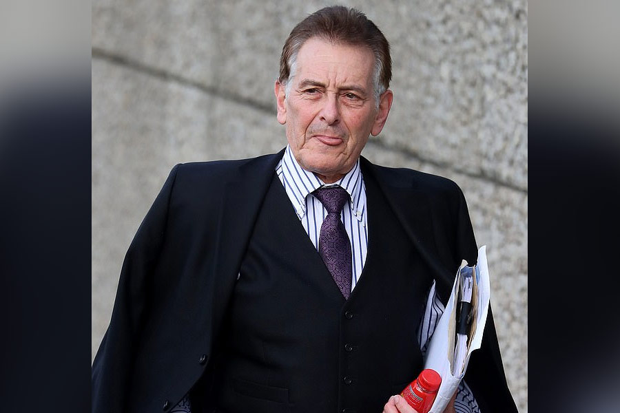 সম্পত্তি কেনাবেচার মাধ্যমেই রোজগার করতেন নিকোলাস। কর্মজীবনের শুরুতে তিনি দুঃস্থদের জন্য কম দামে বা়ড়ি তৈরি করতেন। ২০০২ সালে বাহামাতে কাজ করার পর সাফল্যের সিঁড়িতে উঠতে শুরু করেন।