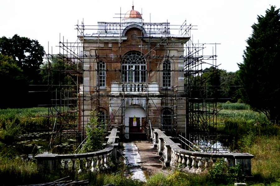 সংবাদ সংস্থা সূত্রের খবর, সাসেক্সের এই হ্যামিলটন প্রাসাদের মূল্য ৪০ মিলিয়ন ইউরো (ভারতীয় মুদ্রা অনুযায়ী, ৩২৩ কোটি ৪৮ লক্ষ ৩২ হাজার ১৯০ টাকা)।