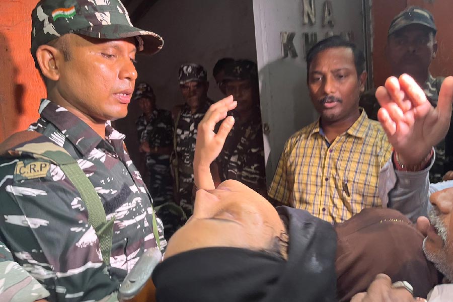 জ্ঞান হারালেন মহিলা।