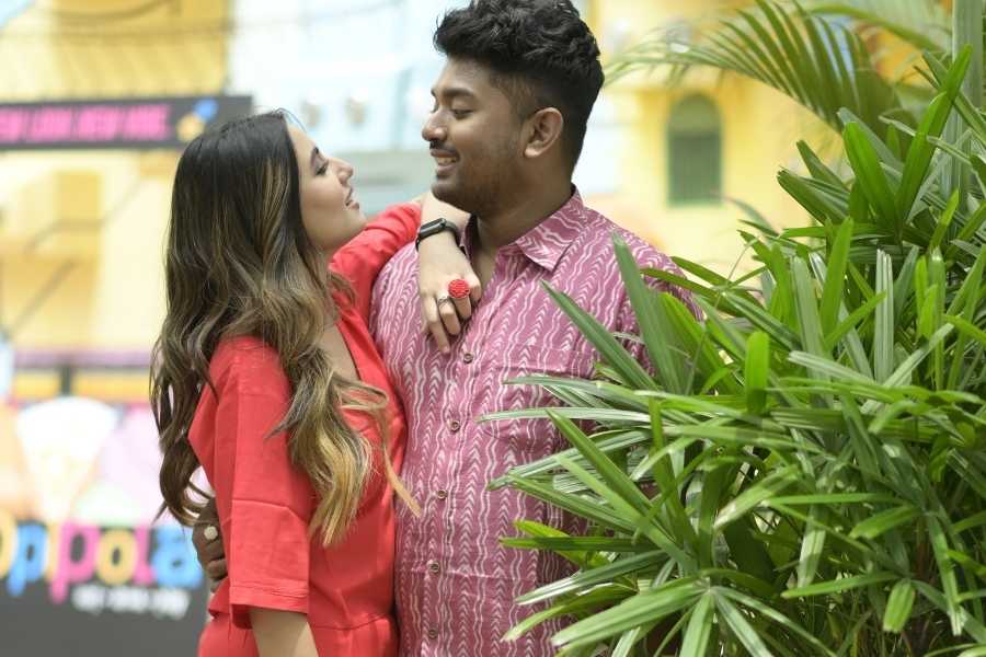 “বন্ধুর বাড়িতে পুজো ছিল। তখন আমি মনের দিক থেকে একটু সমস্যায় ছিলাম। সে দিন যাব না ভেবেছিলাম। শেষমেশ অবশ্য গিয়েছিলাম। শোভনের সঙ্গে দেখা হবে, আগে থেকেই ঠিক ছিল বোধহয়।” কেনাকাটা করতে করতেই গল্প শুরু স্বস্তিকার। সকাল থেকে সন্ধে, একসঙ্গে সারাদিন। কাজের চাপ। তার মধ্যে দু’জনকেই সময় বার করতে হয়েছে। একটা দিন শুধু দু’জনের। পুজোর কেনাকাটা, খাওয়াদাওয়া, সঙ্গে মিষ্টি খুনসুটি, আরও একটু কাছাকাছি আসা। 